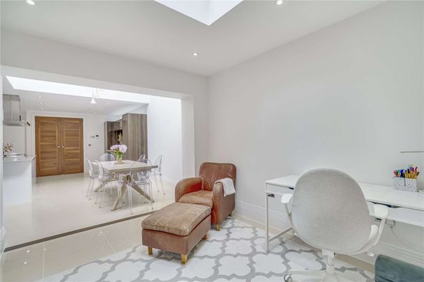 A fantastic five bedroom family home, split over four floors, benefitting from off-street parking. - Photo 1