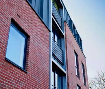 Premium Smaller 2 Bed Apartment - Shared Bathroom - Photo 4