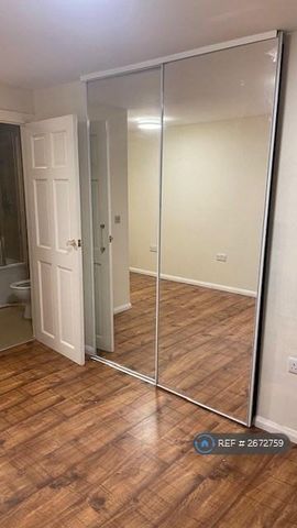 1 bedroom in a house share to rent - Photo 2