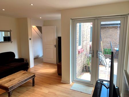 3 Bed End Terrace, Garnet Street, E1W - Photo 2