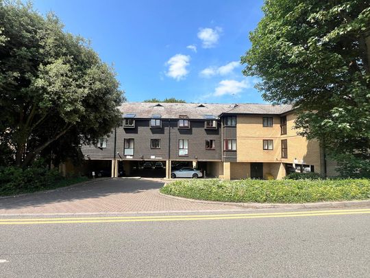 Gresley Lodge, Royston - Photo 1