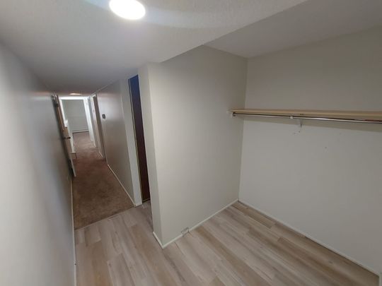 Large 2 Bedroom Apartment in Pines!! - Photo 1