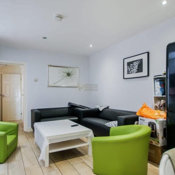 6 bedroom terraced house to rent - Photo 1