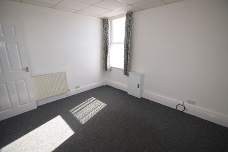 To Let 1 Bed Flat - Photo 4