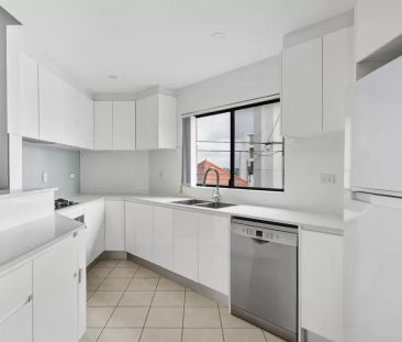 Spacious two-bedroom apartment in the heart of Dulwich Hill - Photo 1