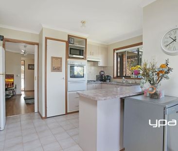 15 Stanford Court, SUNBURY - Photo 2