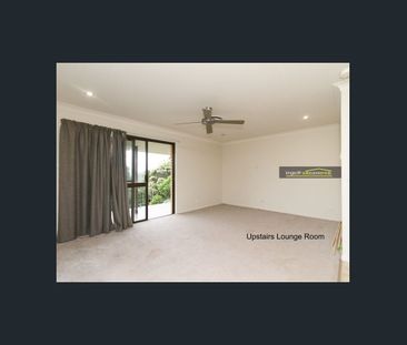 DUAL LIVING POSSIBILITY- 2 kitchens, 4 bedrooms, 3 bathrooms - Photo 4