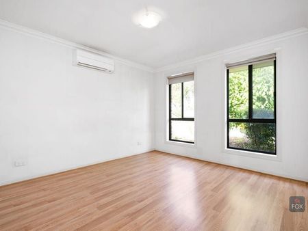 Modern low maintenance family home - Photo 3