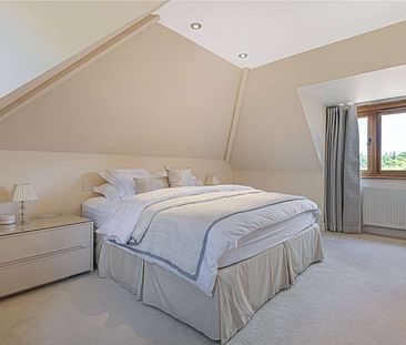 Beautiful four bedroom home in Lamberhurst boasting ample entertaining space with patio, rear garden and garage - Photo 4