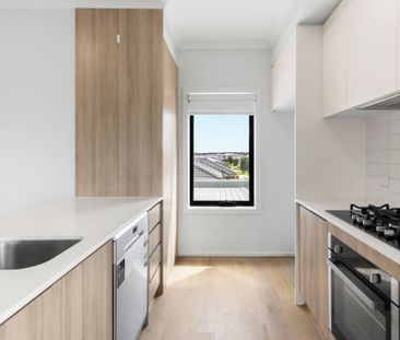 Modern 4 Bedroom Townhouse - Photo 1