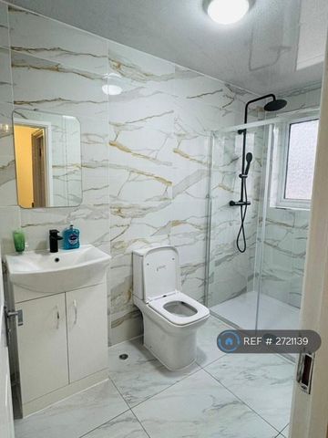 3 bedroom end of terrace house to rent - Photo 3