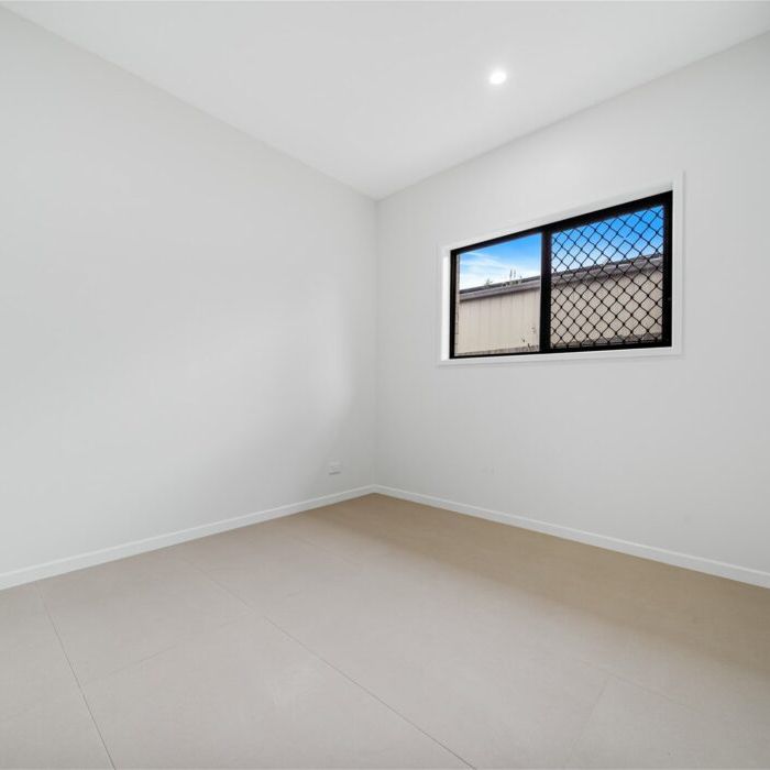 Lovely low-set unit, one bedroom with two living spaces - Photo 1