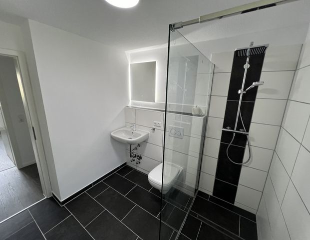 Erdgeschoss, 4 ZKB, 90 m2 WF, Vinyl, Walk-In-Dusche, Keller, Dachboden, Gartenanteil, uvm. - Photo 1