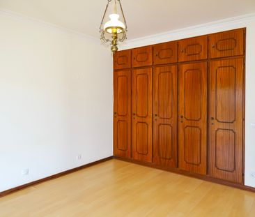 Traditional five-bedroom villa with pool and garden in Areia, Cascais. - Photo 3