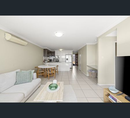 2/6 View Street, South Toowoomba, Qld 4350 - Photo 2