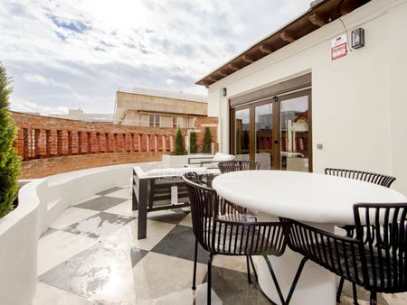 Excellent 2 Bedroom penthouse for rent in Cortes / Huertas, Madrid - Photo 5