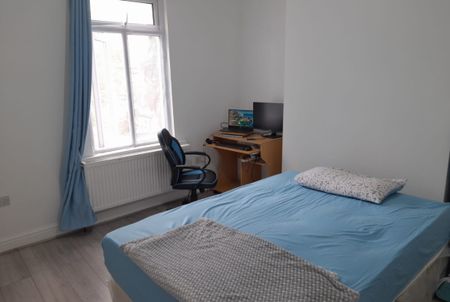 Ensuite establish Room on Eversleigh Road, E6 – £960/Month - Photo 2