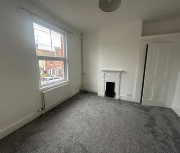 Available 3 Bed House - terraced - Photo 6