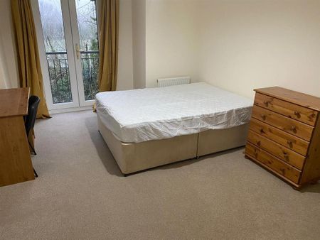 3 bedroom flat to rent - Photo 3