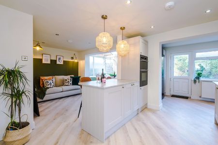 UK Award Winning, exceptionally high standard, design-led, immaculate, quiet but friendly & sociable shared home in prime location, close to Chester City Centre, transport, good shops and leisure. Room 3 - Photo 3