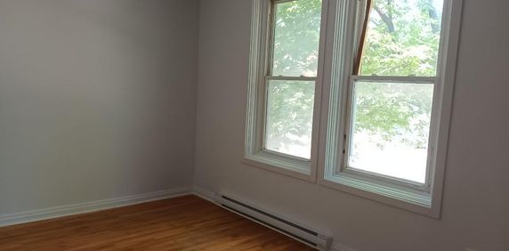 METRO PIE-1X GRAND 5 1/2 LIBRE +STATIONNEMENT - Photo 2