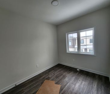 For Lease - 8 Victor Metcalf Lane, Richmond Hill, Ontario - Photo 4