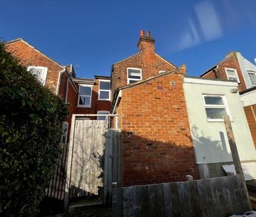 Three Bedroom House To Let on Waveney Road - Photo 4