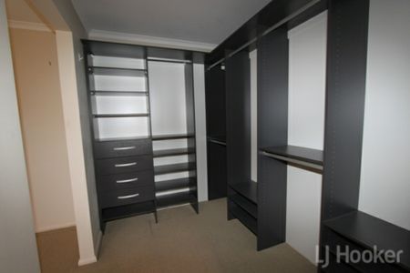 Impressive 3 bedroom ensuite townhouse with double garage - Photo 2