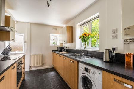 5 Bed Semi-Detached House, Hillside, BN2 - Photo 3