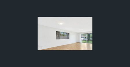 Two Bedroom Ground Floor Residence - Walking Distance To The Broadwater! - Photo 2