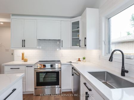 Detached Home For Lease | X8137734 - Photo 4