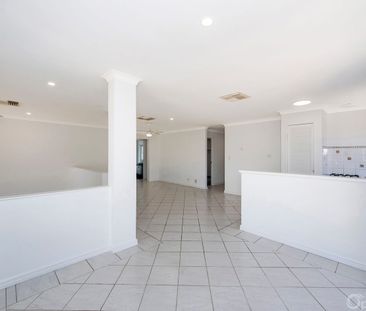 Charming home with side access and large workshop - Photo 2