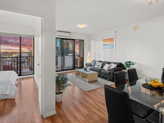 CBD Apartment with Stunning Views - Photo 1