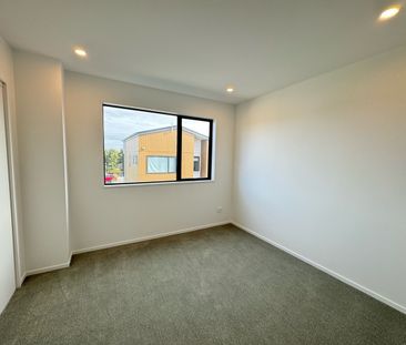 Modern 2-Bedroom + Study Townhouse in the Heart of Flat Bush - Photo 2