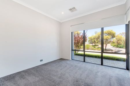 Stunning 2 storey home with ocean views from main bedroom - Photo 2