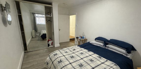 1 Bed Flat, Barking Road, E6 - Photo 2