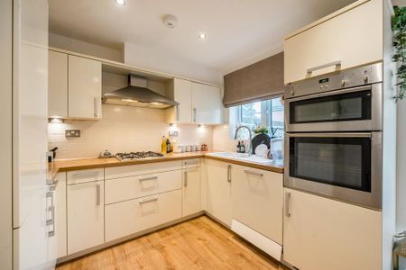4 bedroom semi-detached house to rent - Photo 5