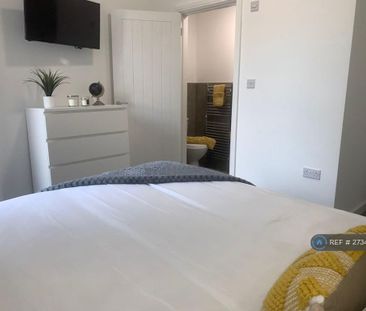 1 bedroom in a house share to rent - Photo 4