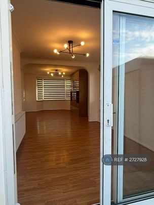 4 bedroom semi-detached house to rent - Photo 1