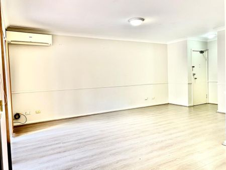 Spacious Unit ! - Photo 2