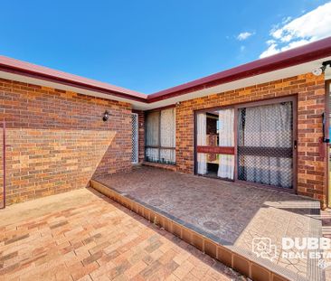 THREE BEDROOM HOME WITH IN-GROUND POOL - Photo 6