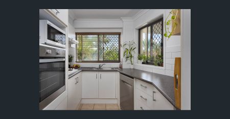 COASTAL CHARM IN HEART OF MERMAID BEACH - Photo 3