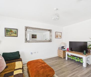 3 bedroom end of terrace house to rent - Photo 2