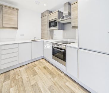 Soothouse Spring, AL3 6NR, St. Albans - Photo 1