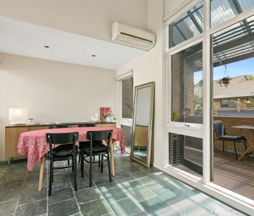 A Surprisingly Tranquil, Lush, Urban Townhouse - Photo 4