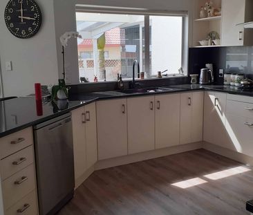 Large 3 bdrm home with bonus rooms/lots of storage - Photo 3