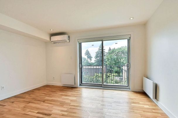 3195 Van Horne - Photo 1