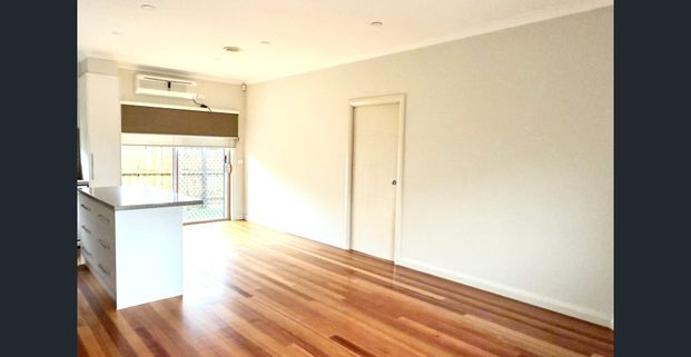 Great and fresh unit in a prime location. - Photo 1