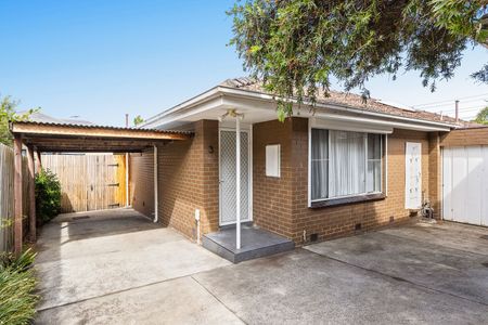 Spacious & Modern 3 Bedroom Unit - Photo 3