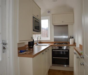 2 bedroom character property to rent - Photo 3